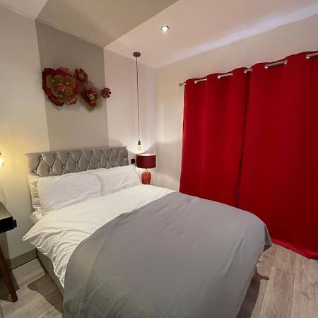 Letzi Premium Cozy Retreat Private En-Suite Rooms, Wembley Londra Esterno foto