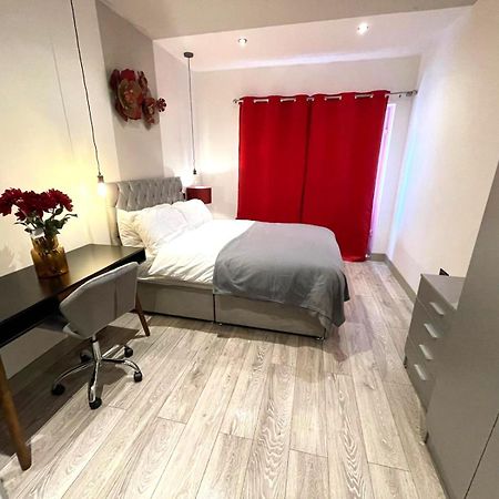 Letzi Premium Cozy Retreat Private En-Suite Rooms, Wembley Londra Esterno foto