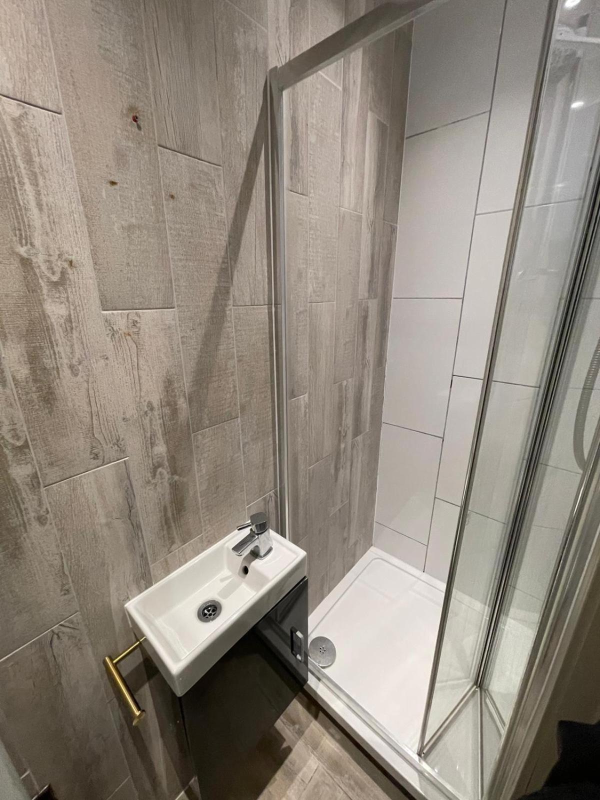 Letzi Premium Cozy Retreat Private En-Suite Rooms, Wembley Londra Esterno foto