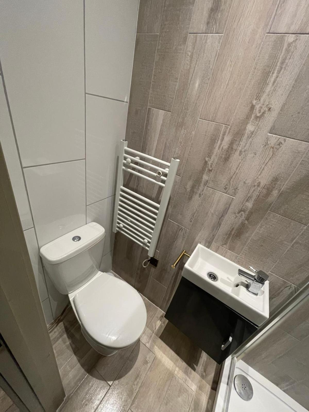 Letzi Premium Cozy Retreat Private En-Suite Rooms, Wembley Londra Esterno foto