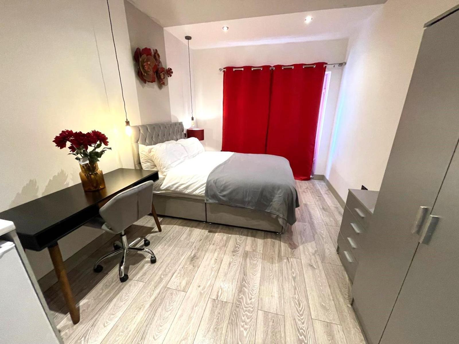 Letzi Premium Cozy Retreat Private En-Suite Rooms, Wembley Londra Esterno foto